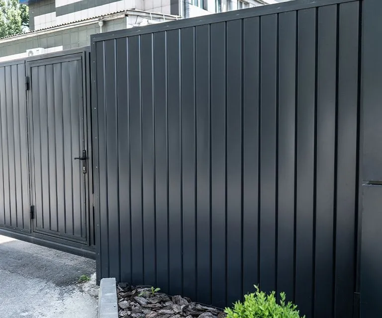 Забор из металлосайдинга 