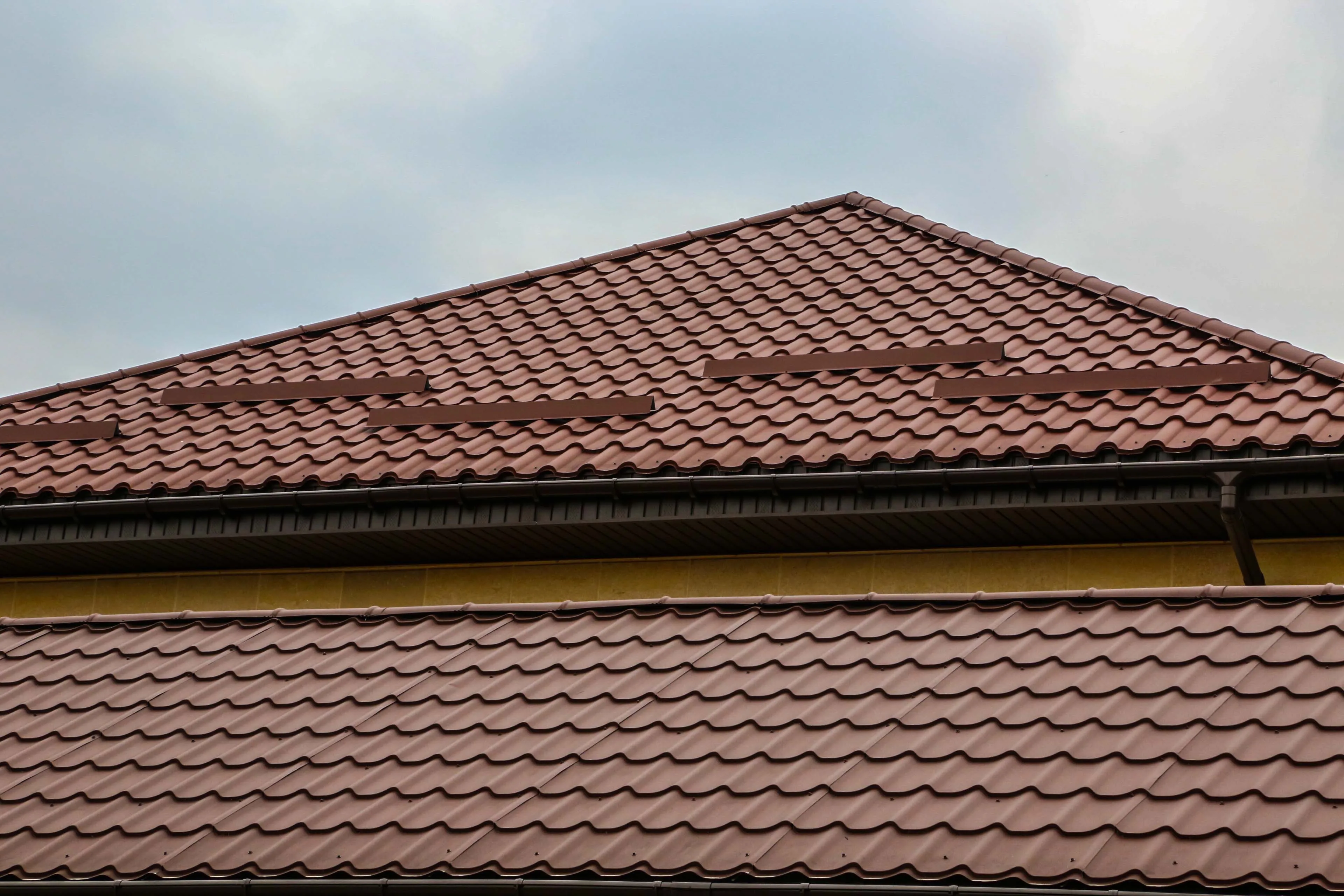 Снегозадержатели на крышу: виды, размеры и установка