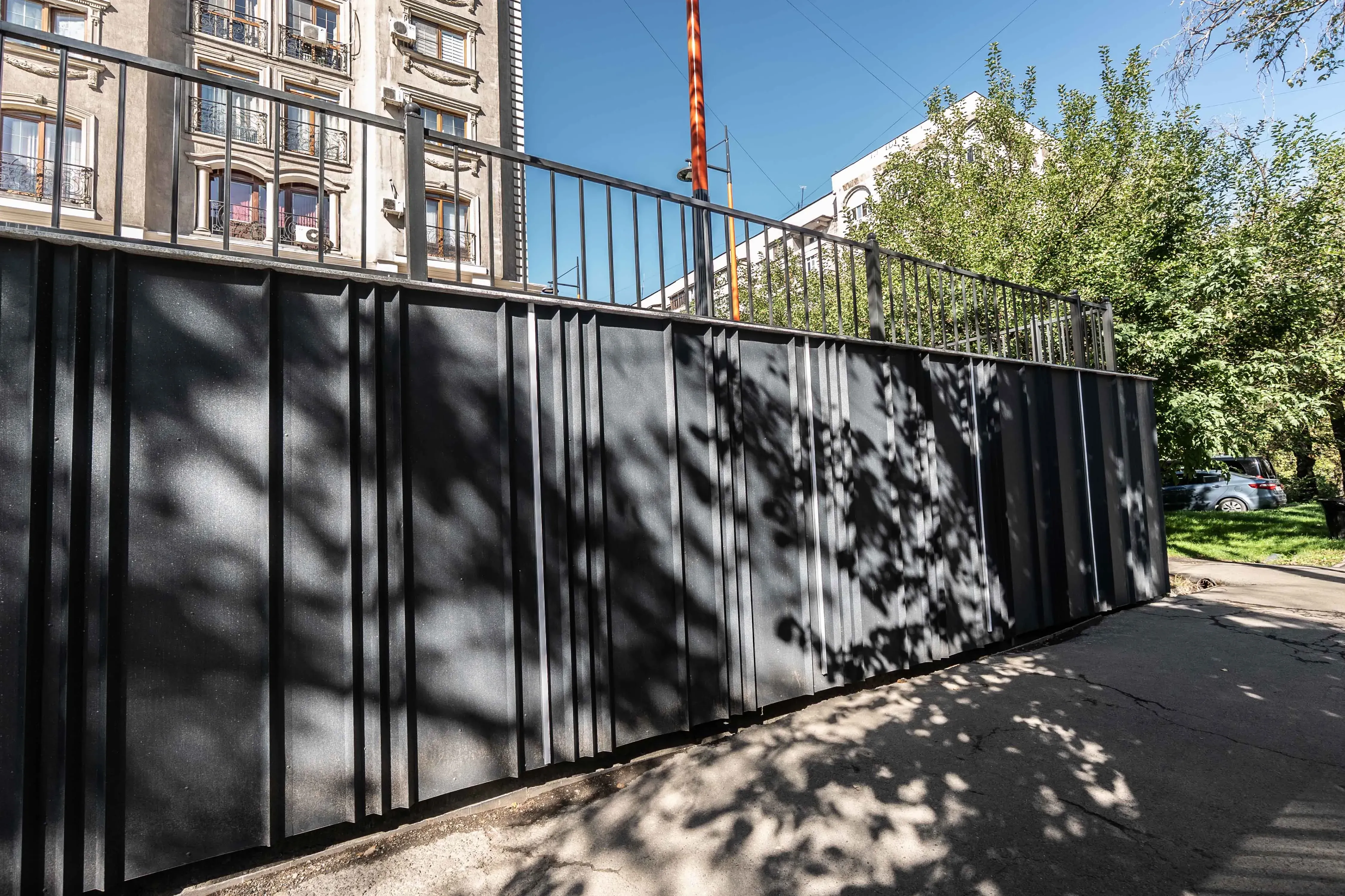 Дизайнерские фасадные панели CANYON APROFIL в облицовке цоколя жилого комплекса в Алматы (Сейфуллина)