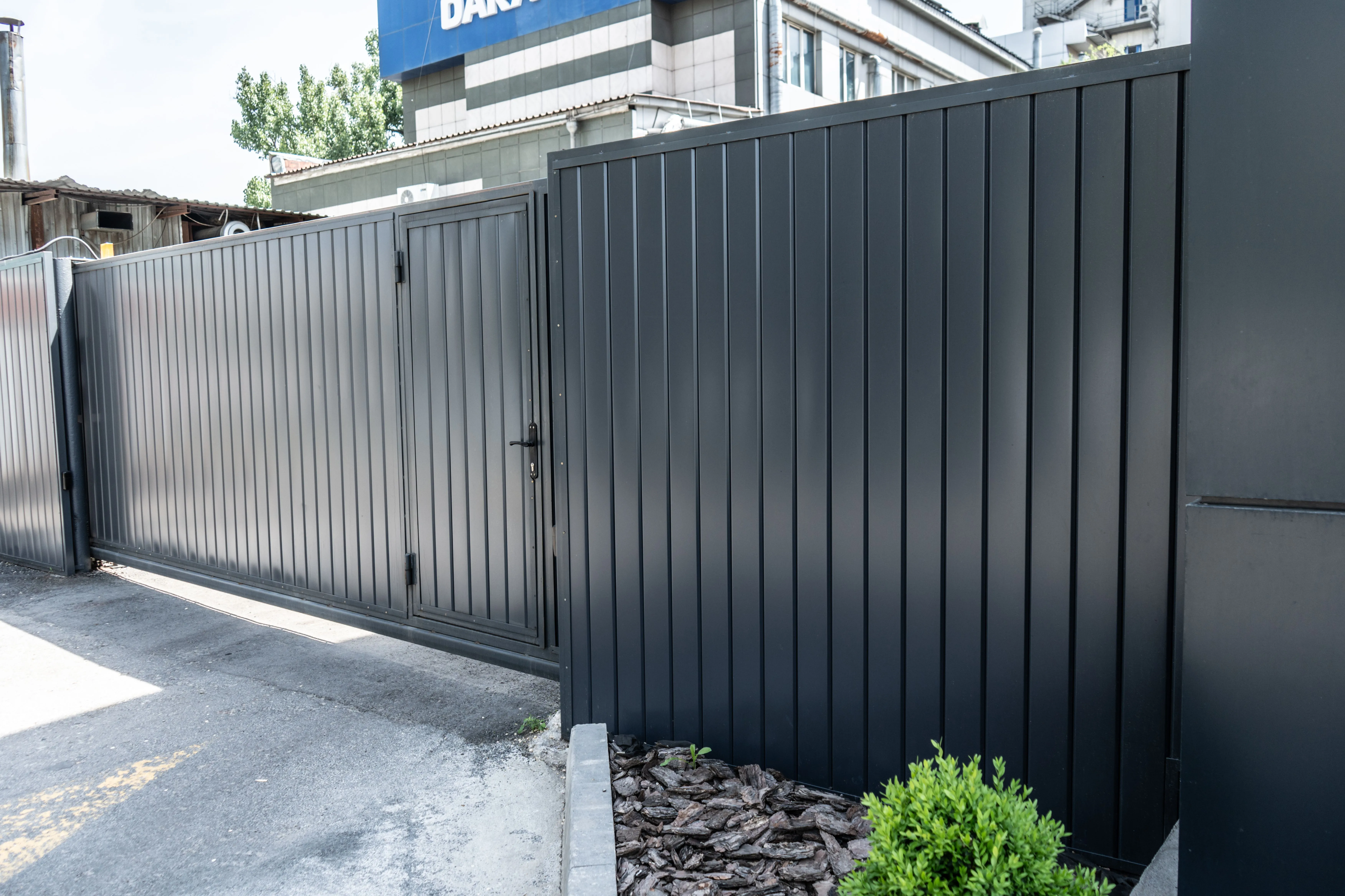 Забор из металлосайдинга 