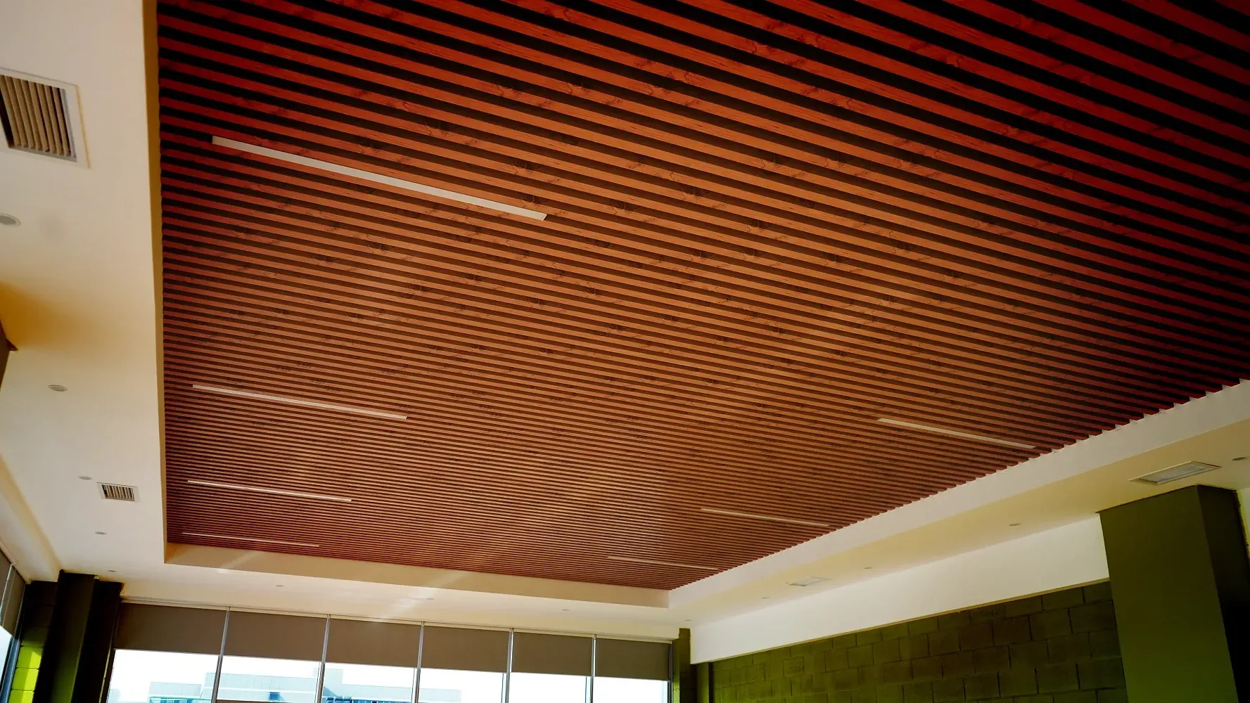 Дизайнерский потолок из стальных профилей