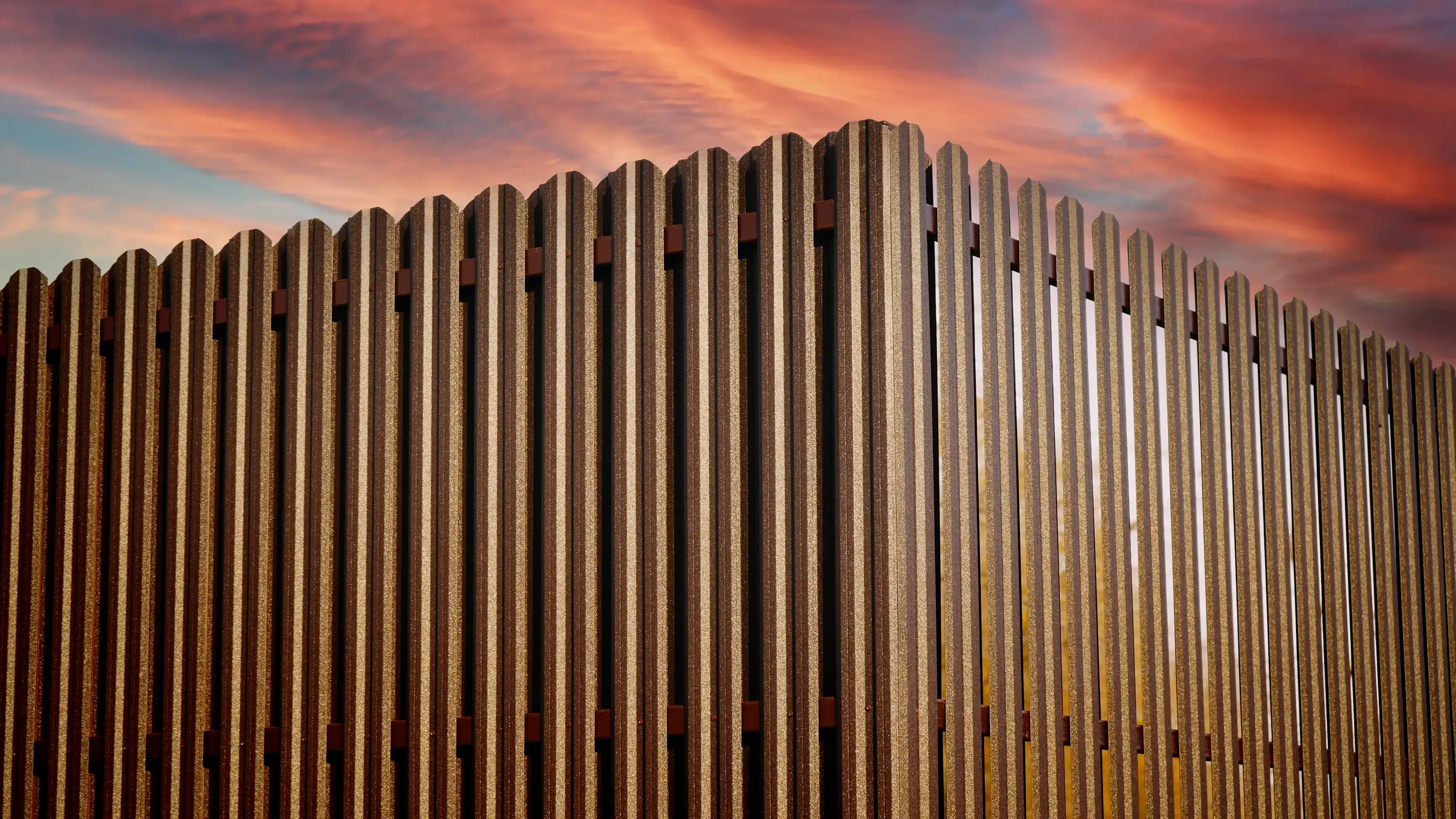 Стильный забор из М-штакетника 