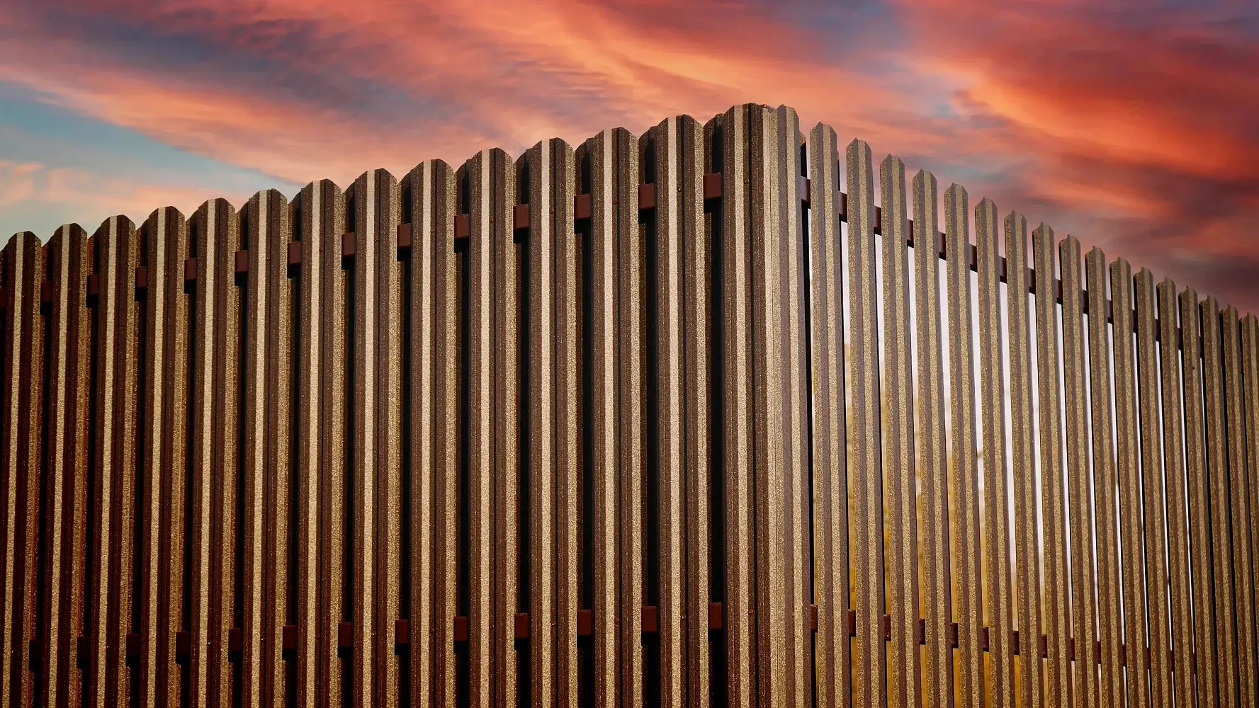 Стильный забор из М-штакетника