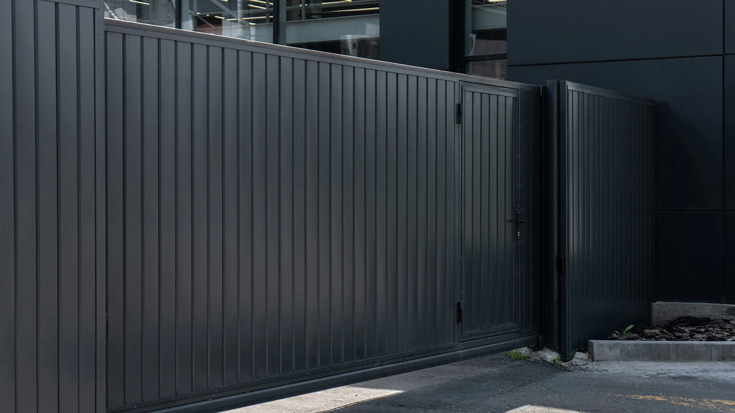 Забор из металлосайдинга 