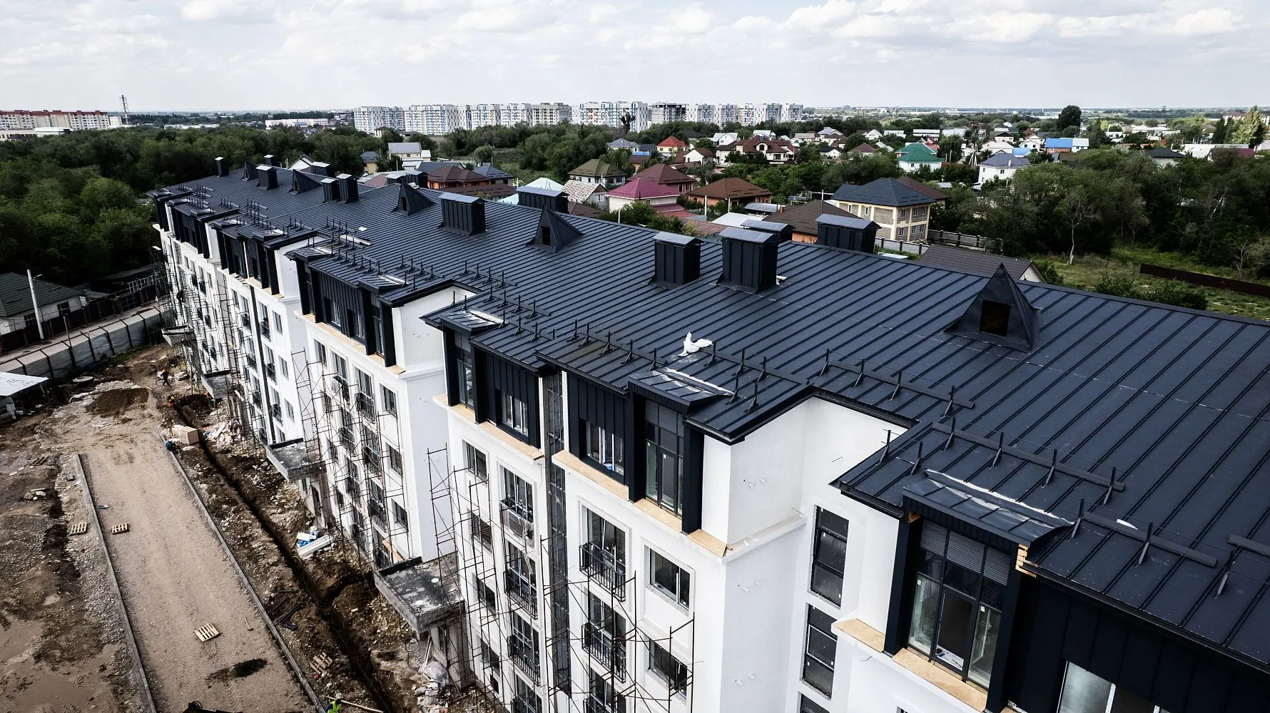 Профнастил под фальц APROFIL для жилого комплекса Meiram Park в Алматы