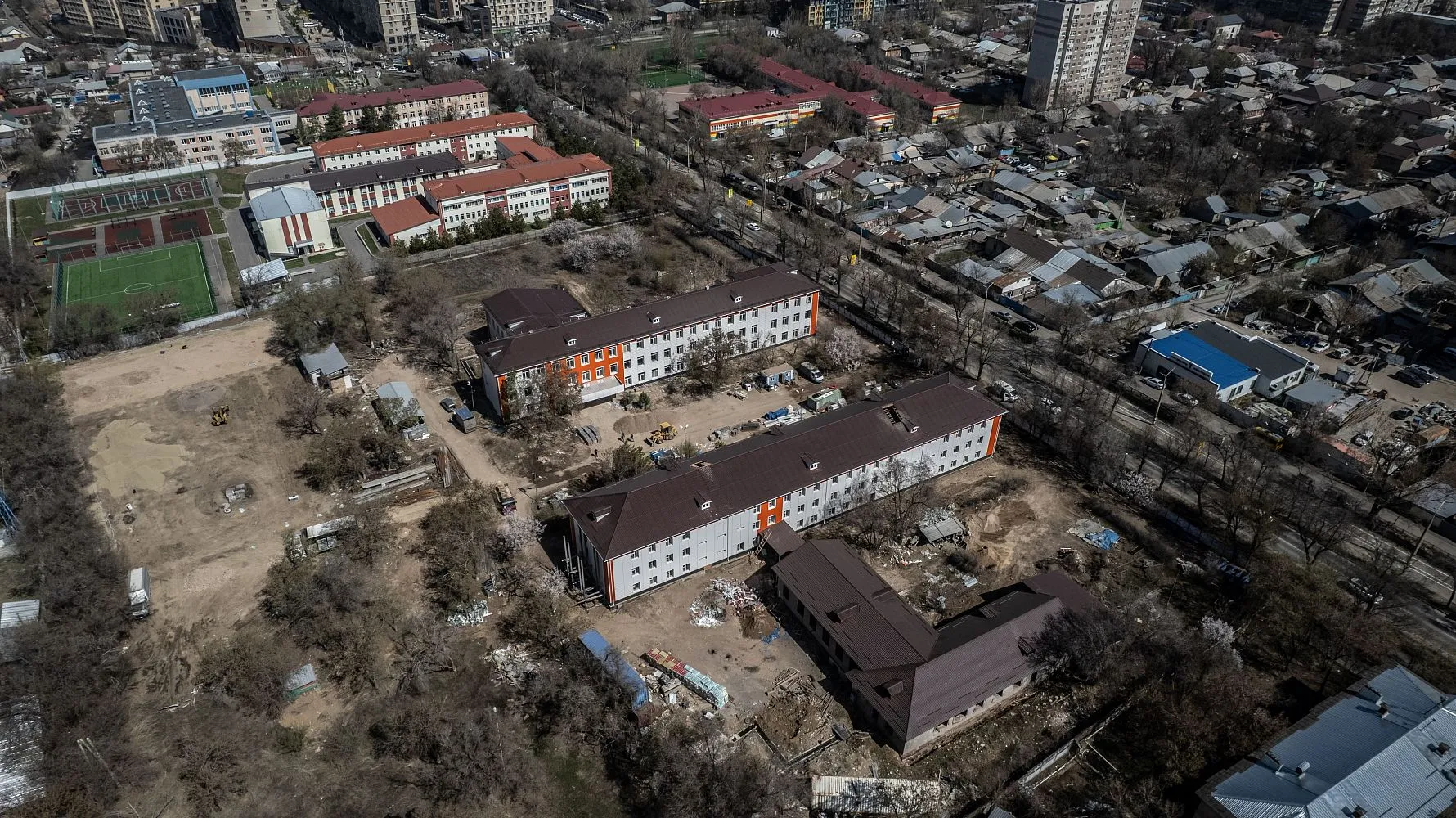 Линеарные панели APROFIL в облицовке школы-интерната в Алматы (Кекилбайулы)