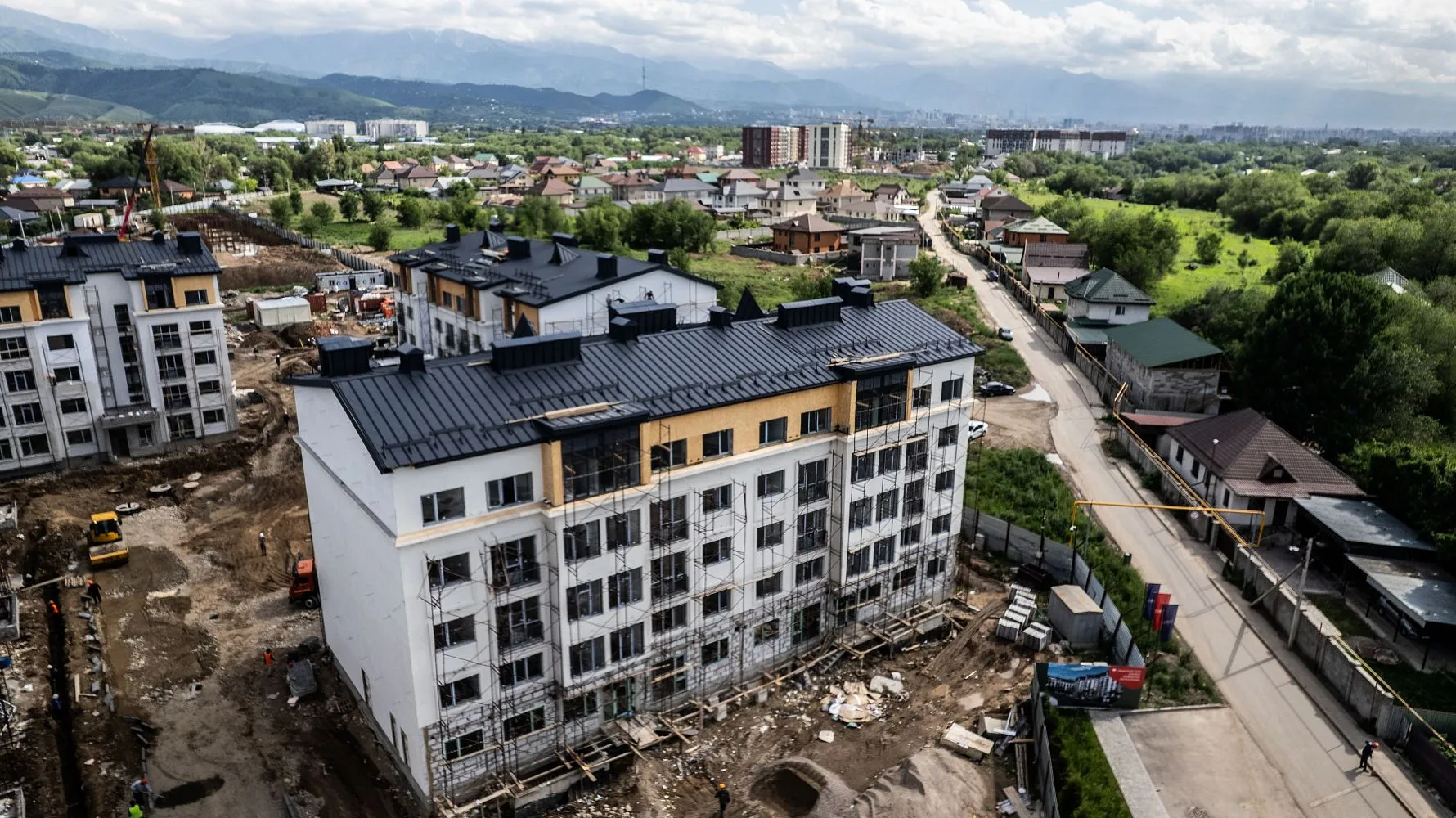 Профнастил под фальц APROFIL для жилого комплекса Meiram Park в Алматы