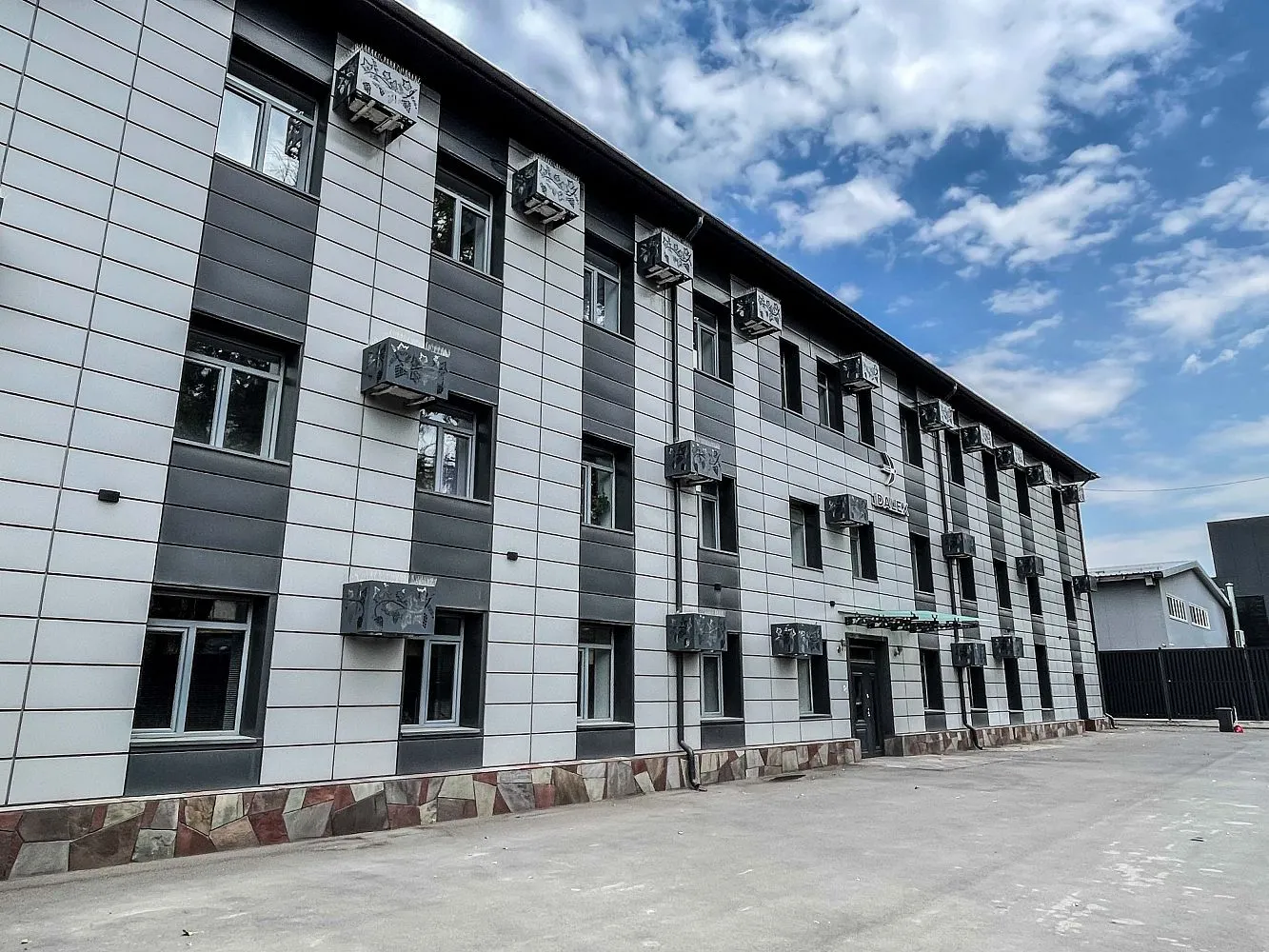 Линеарные панели APROFIL в облицовке гостиницы в Алматы (Мусоргского)