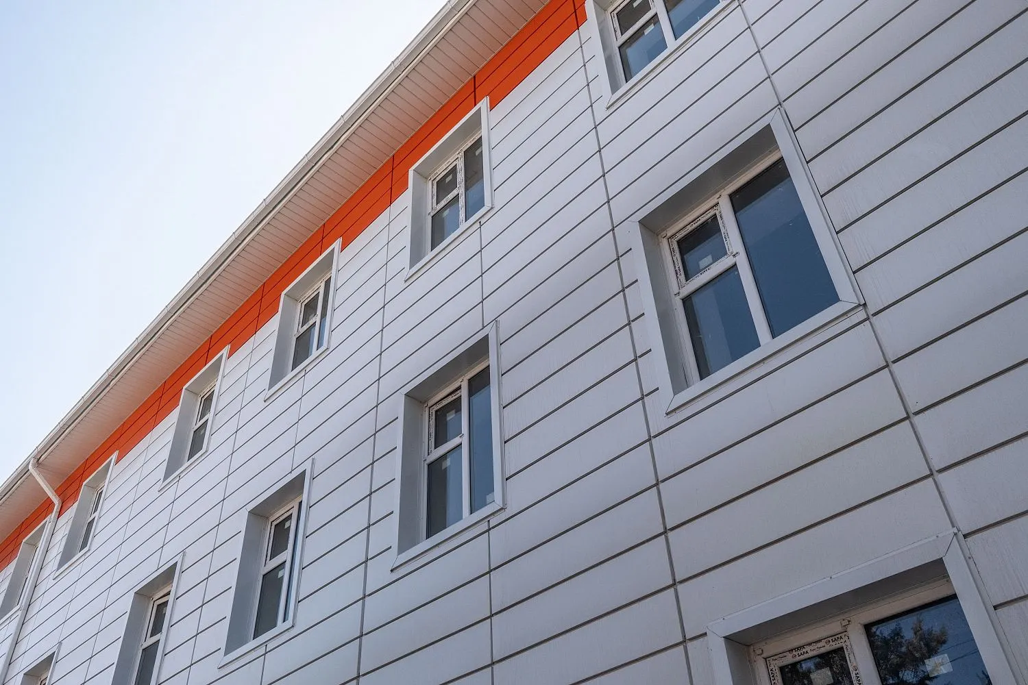 Линеарные панели APROFIL в облицовке школы-интерната в Алматы (Кекилбайулы)