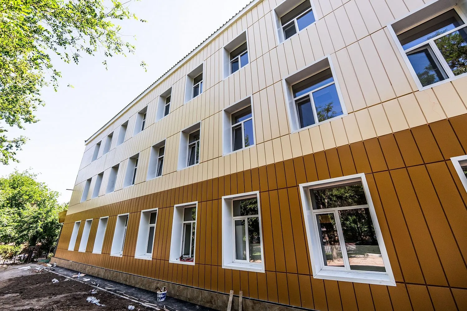 Линеарные панели APROFIL в облицовке школы-лицея №33 в Алматы
