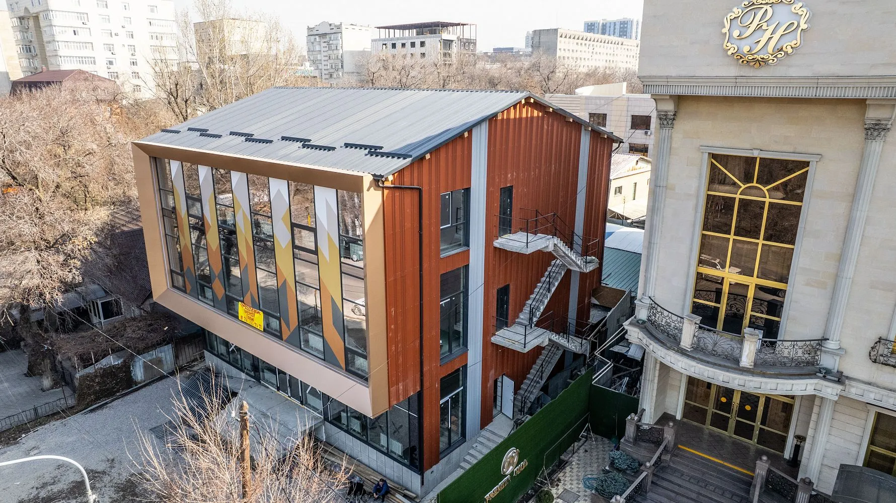Дизайнерские фасадные панели CANYON APROFIL в облицовке бизнес-центра в Алматы (Курмангазы)