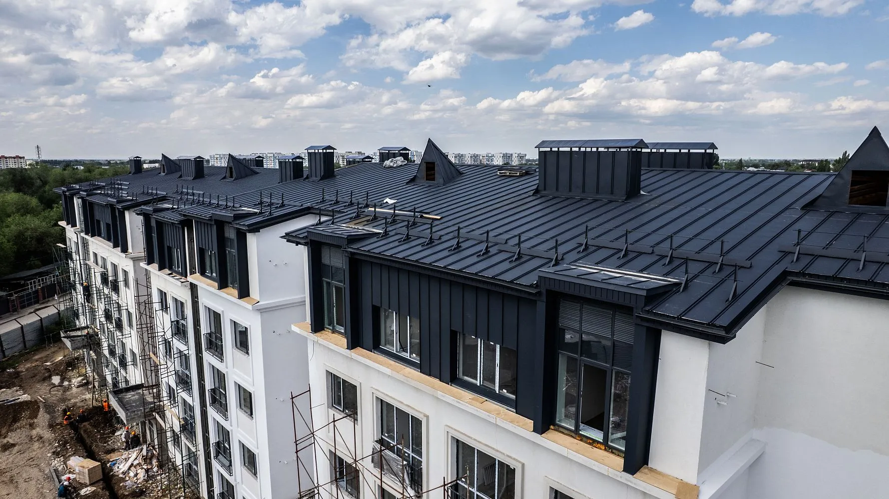 Профнастил под фальц APROFIL для жилого комплекса Meiram Park в Алматы