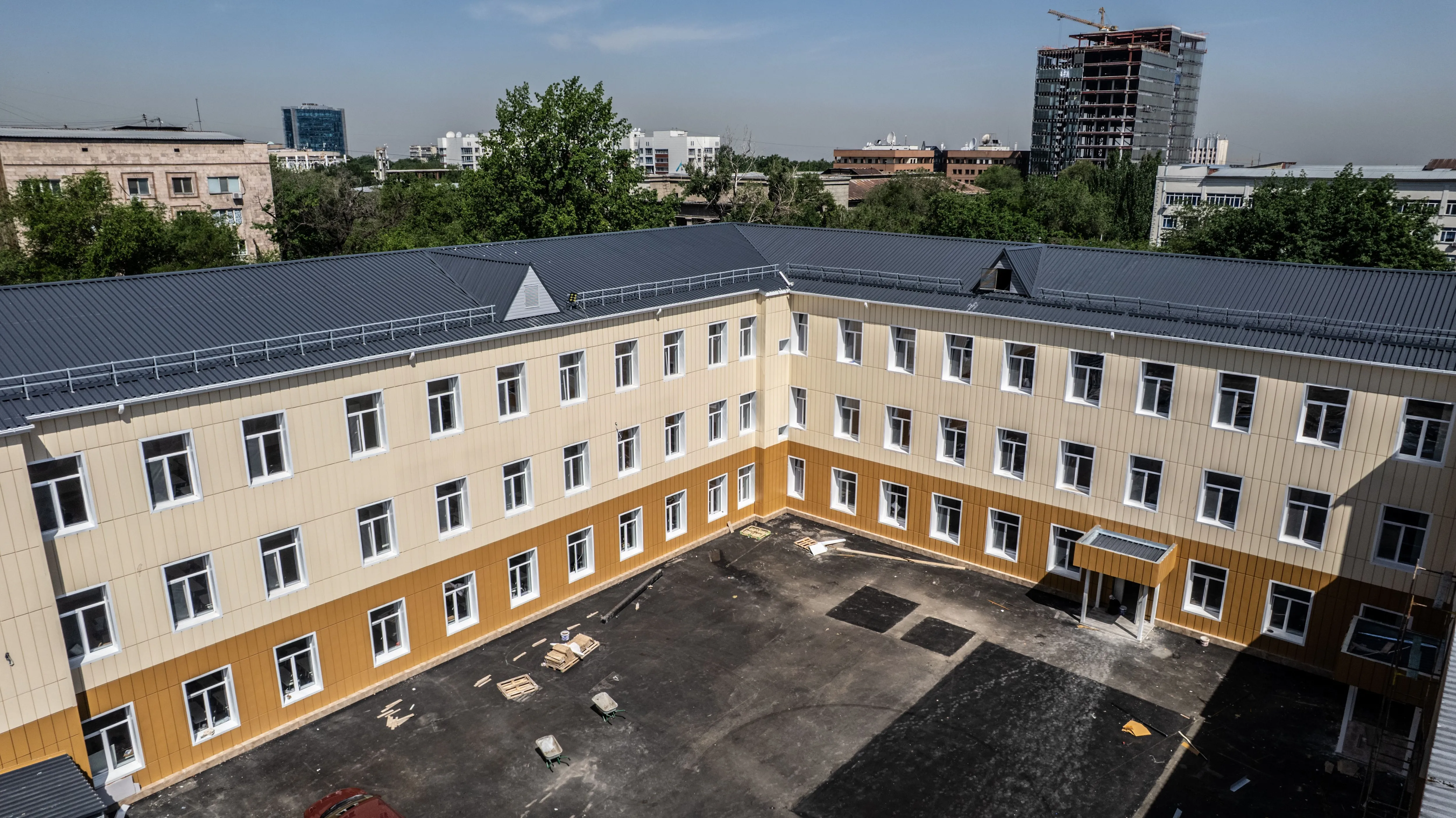 Линеарные панели APROFIL, фасадные материалы, для бизнеса, Средняя школа №33, г. Алматы, 2025