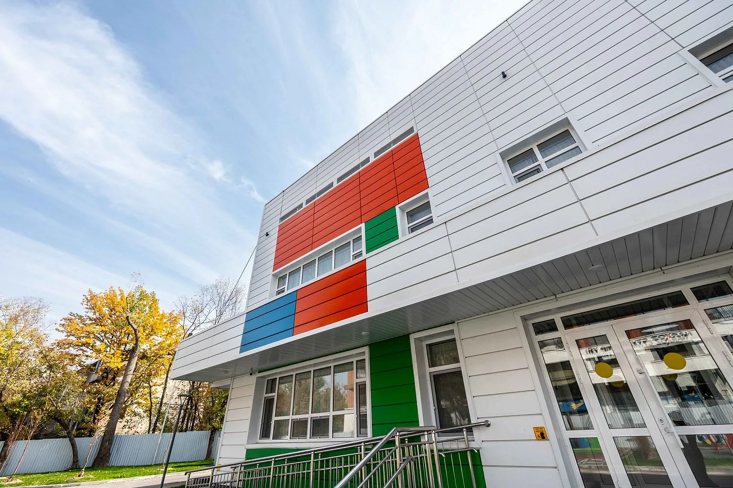 Линеарные панели APROFIL в облицовке школы в Алматы (10 мкрн)
