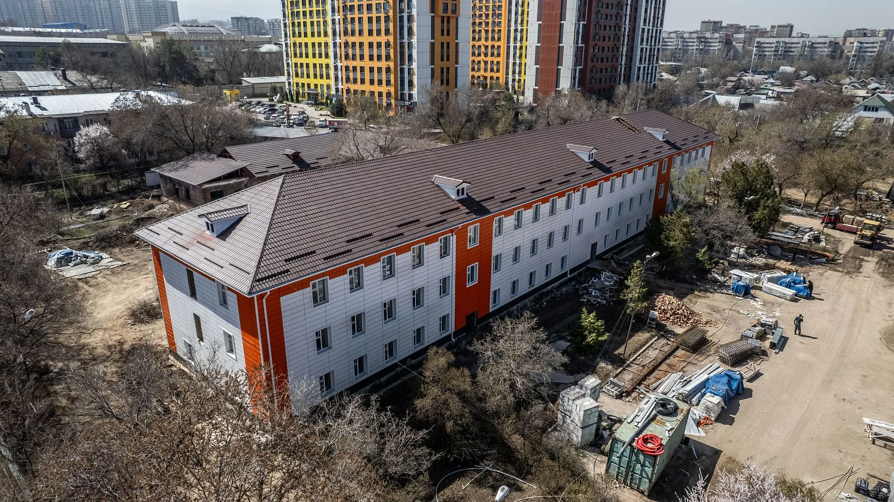 Линеарные панели APROFIL в облицовке школы-интерната в Алматы (Кекилбайулы)