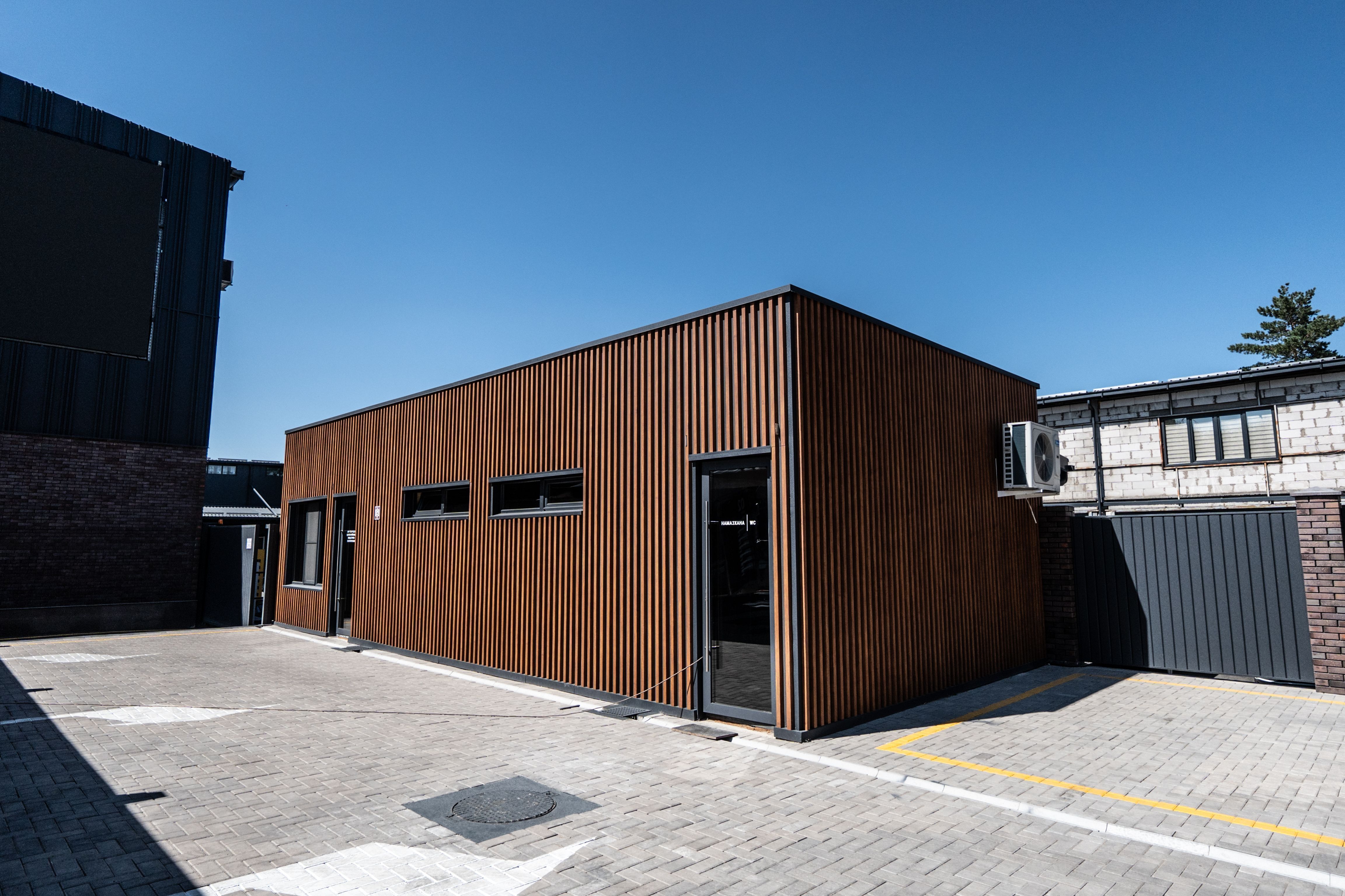 Дизайнерские фасадные панели ORMAN APROFIL в облицовке коммерческого здания в Алматы (Рыскулова)