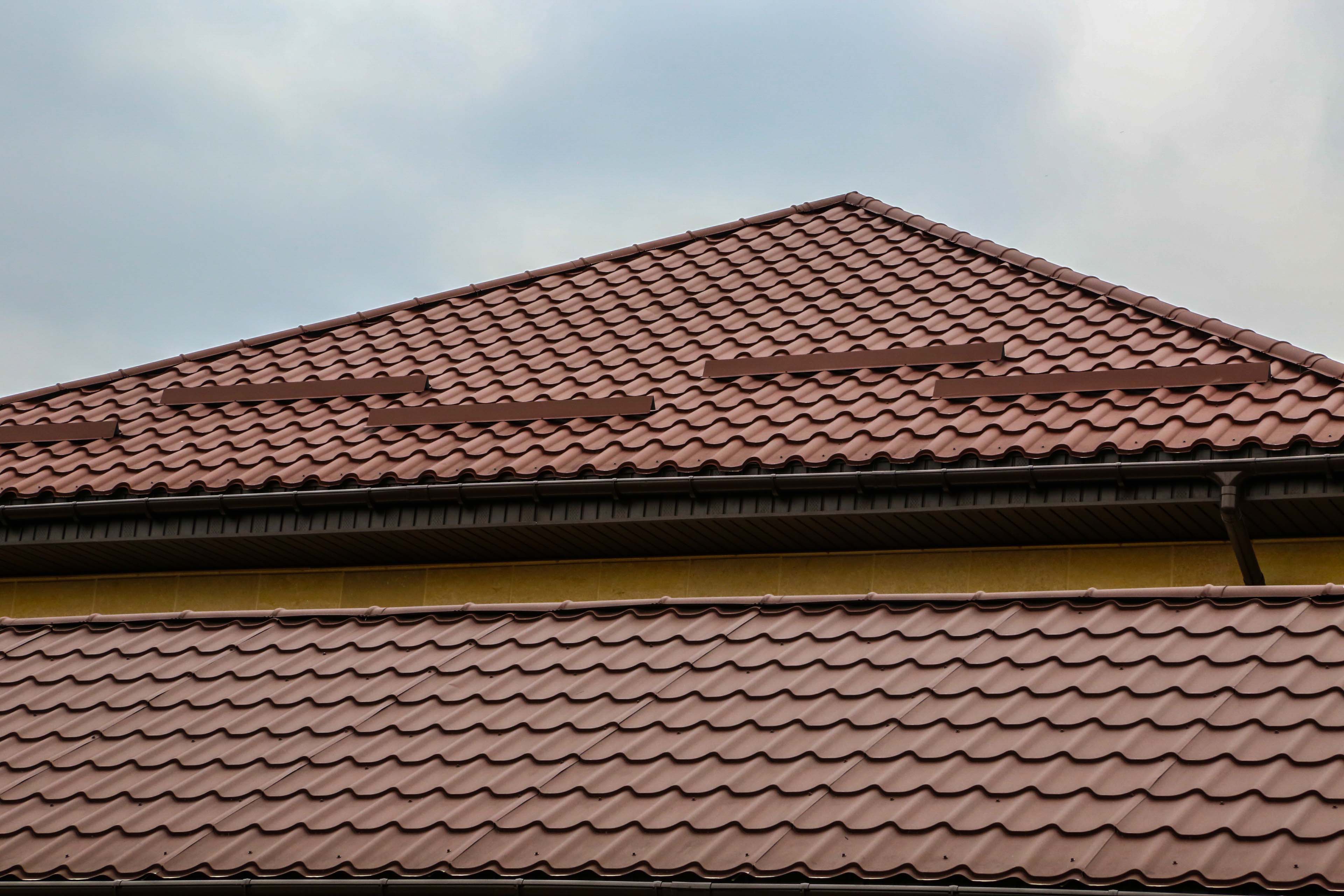 Снегозадержатели на крышу: виды, размеры и установка