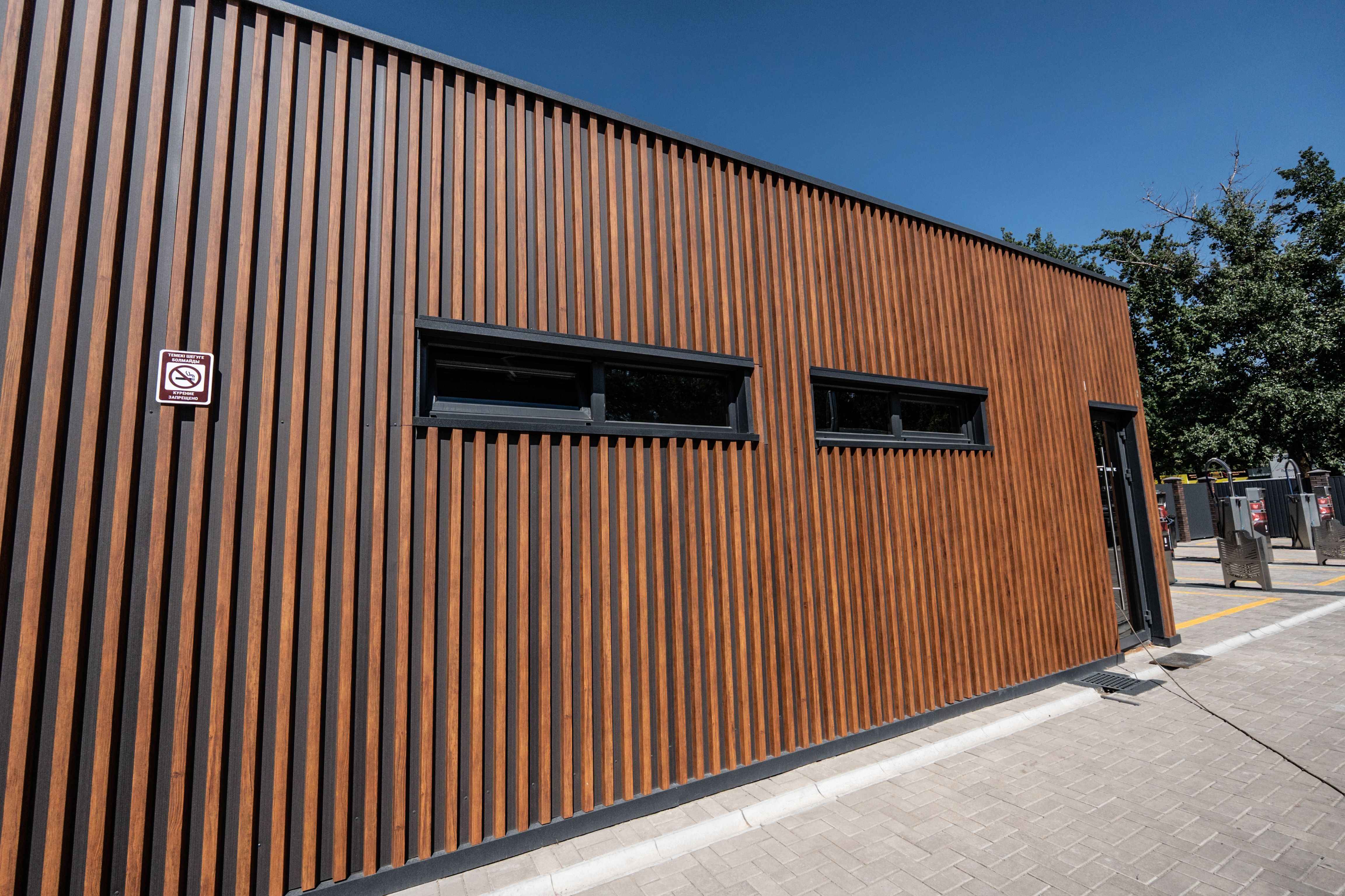 Дизайнерские фасадные панели ORMAN APROFIL в облицовке коммерческого здания в Алматы (Рыскулова)