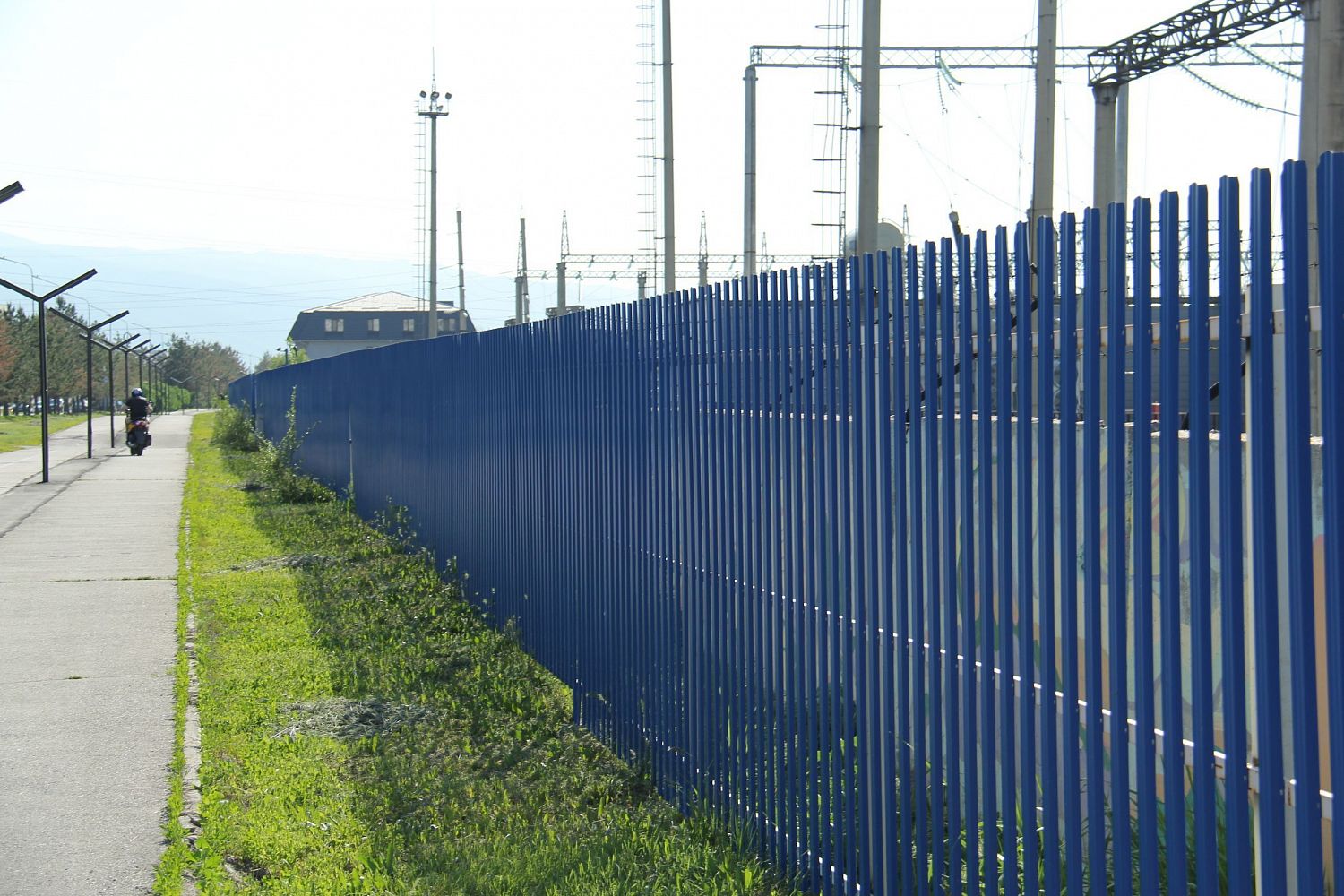 Трапециевидный штакетник APROFIL для ограждения трансформаторной подстанции в Алматы