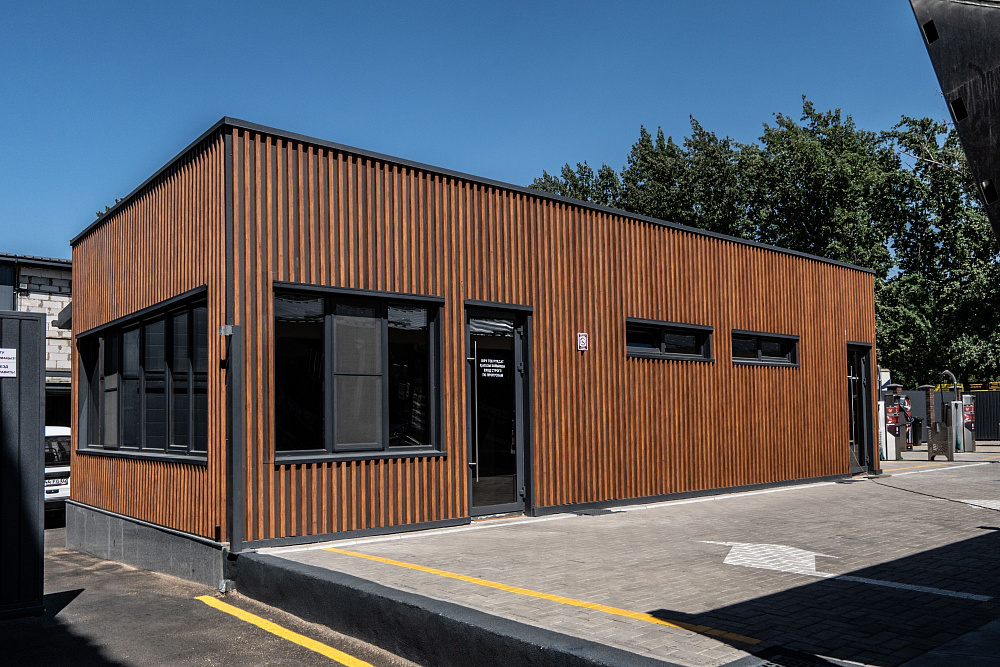 Дизайнерские фасадные панели ORMAN APROFIL в облицовке коммерческого здания в Алматы (Рыскулова)