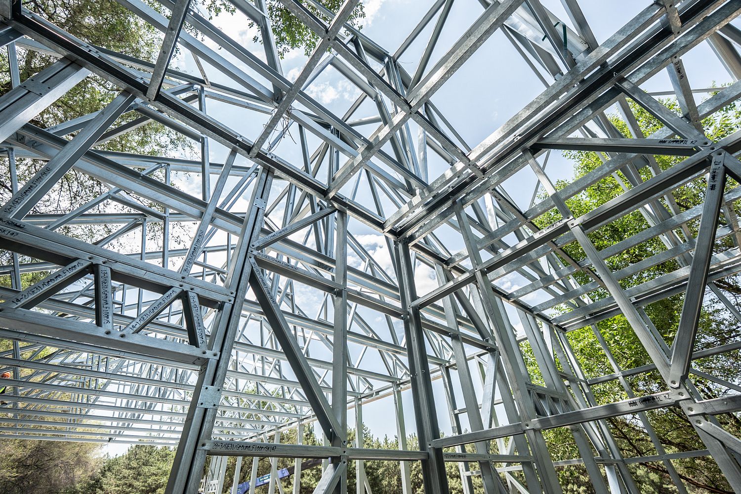 Каркас павильона из ЛСТК APROFIL в городском парке Алматы