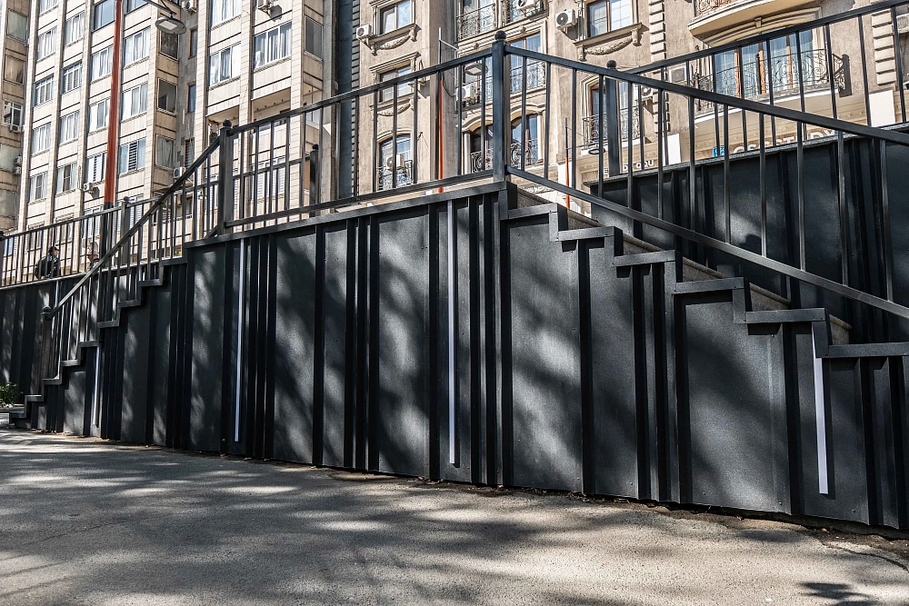 Дизайнерские фасадные панели CANYON APROFIL в облицовке цоколя жилого комплекса в Алматы (Сейфуллина)