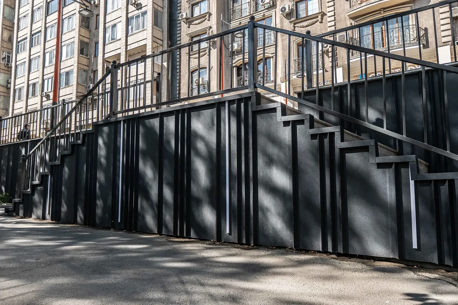 Дизайнерские фасадные панели CANYON APROFIL в облицовке цоколя жилого комплекса в Алматы (Сейфуллина)