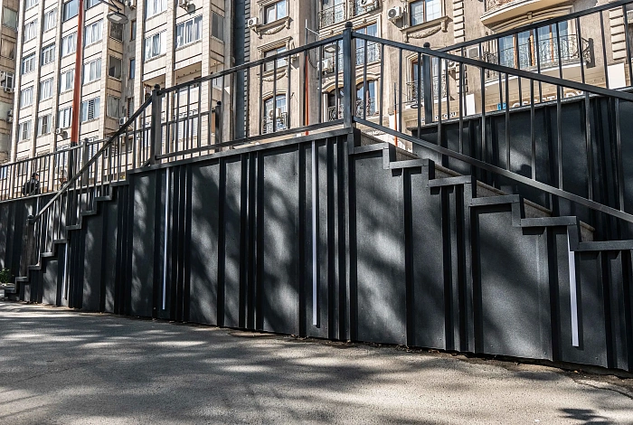 Дизайнерские фасадные панели CANYON APROFIL в облицовке цоколя жилого комплекса в Алматы (Сейфуллина)