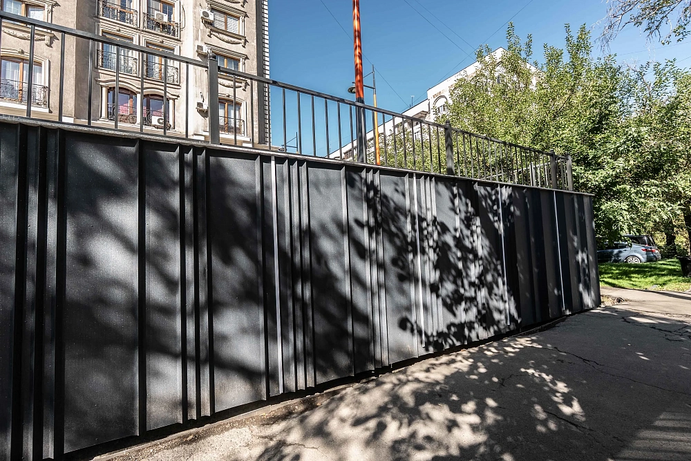 Дизайнерские фасадные панели CANYON APROFIL в облицовке цоколя жилого комплекса в Алматы (Сейфуллина)