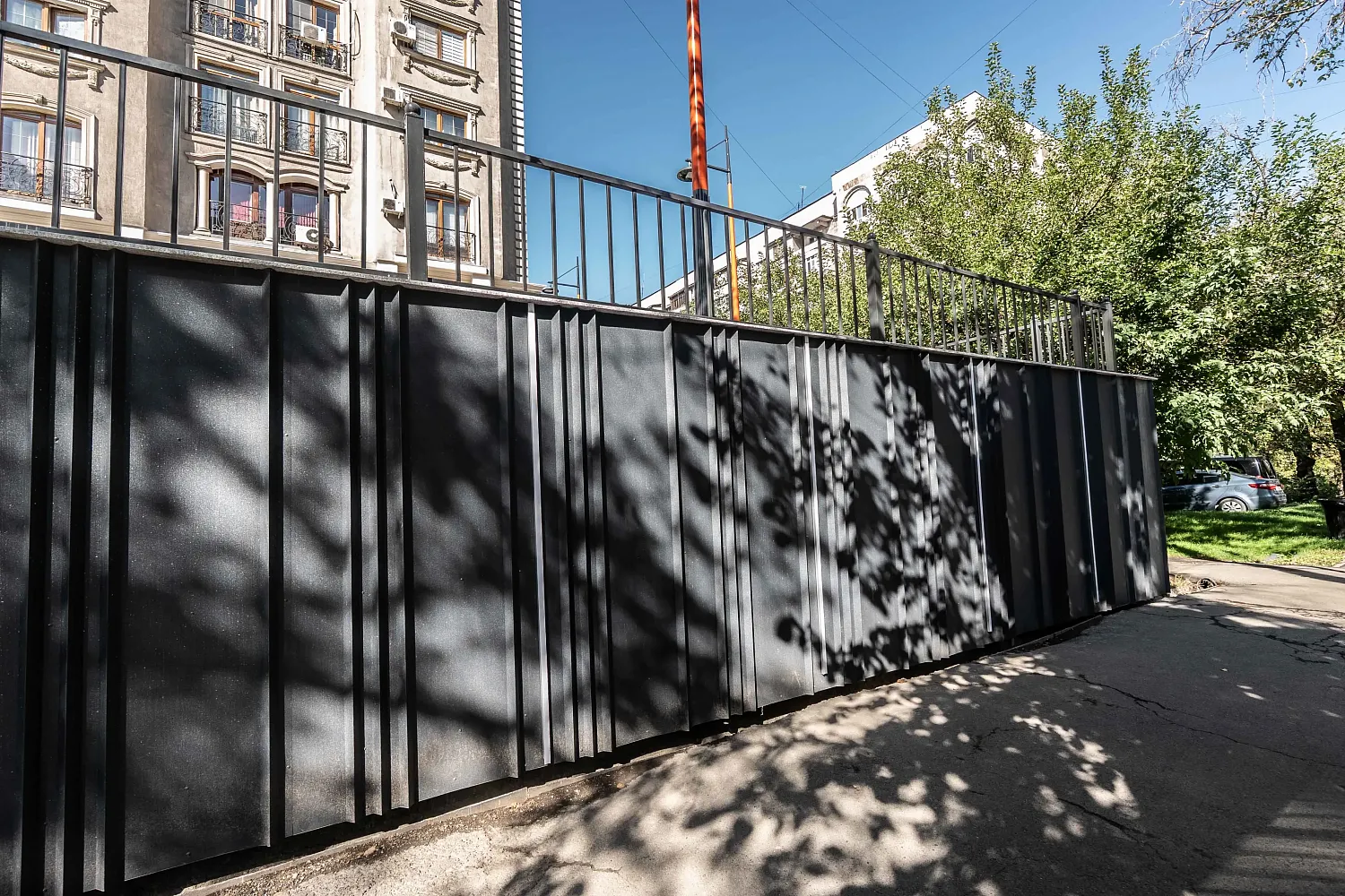 Дизайнерские фасадные панели CANYON APROFIL в облицовке цоколя жилого комплекса в Алматы (Сейфуллина)