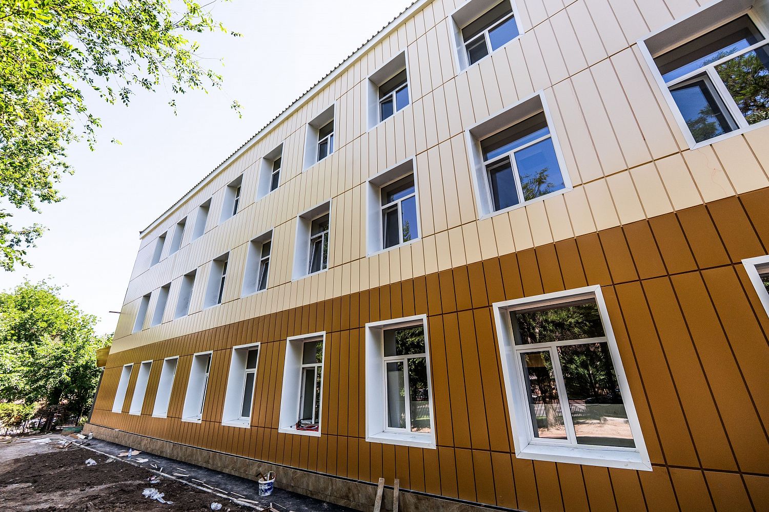 Линеарные панели APROFIL в облицовке школы-лицея №33 в Алматы