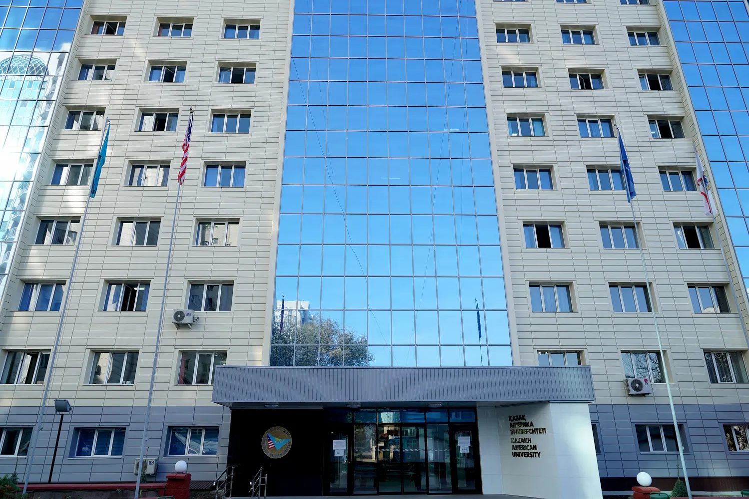Линеарные панели APROFIL в фасадном решении Казахско-Американского университета в Алматы