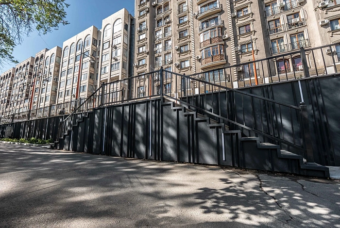 Дизайнерские фасадные панели CANYON APROFIL в облицовке цоколя жилого комплекса в Алматы (Сейфуллина)
