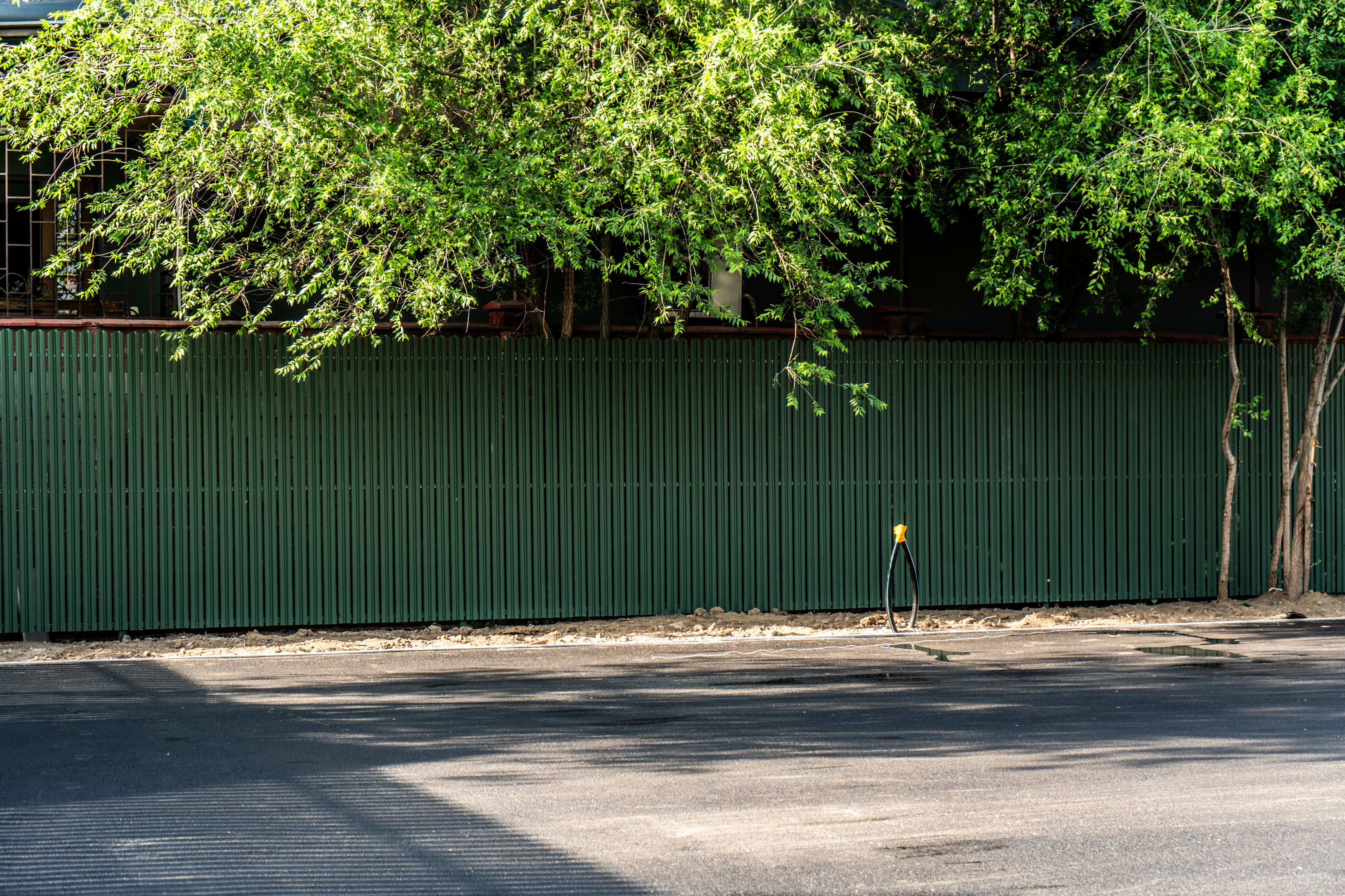 М-образный штакетник APROFIL в благоустройстве городской развязки на ул. Жансугурова, Алматы 