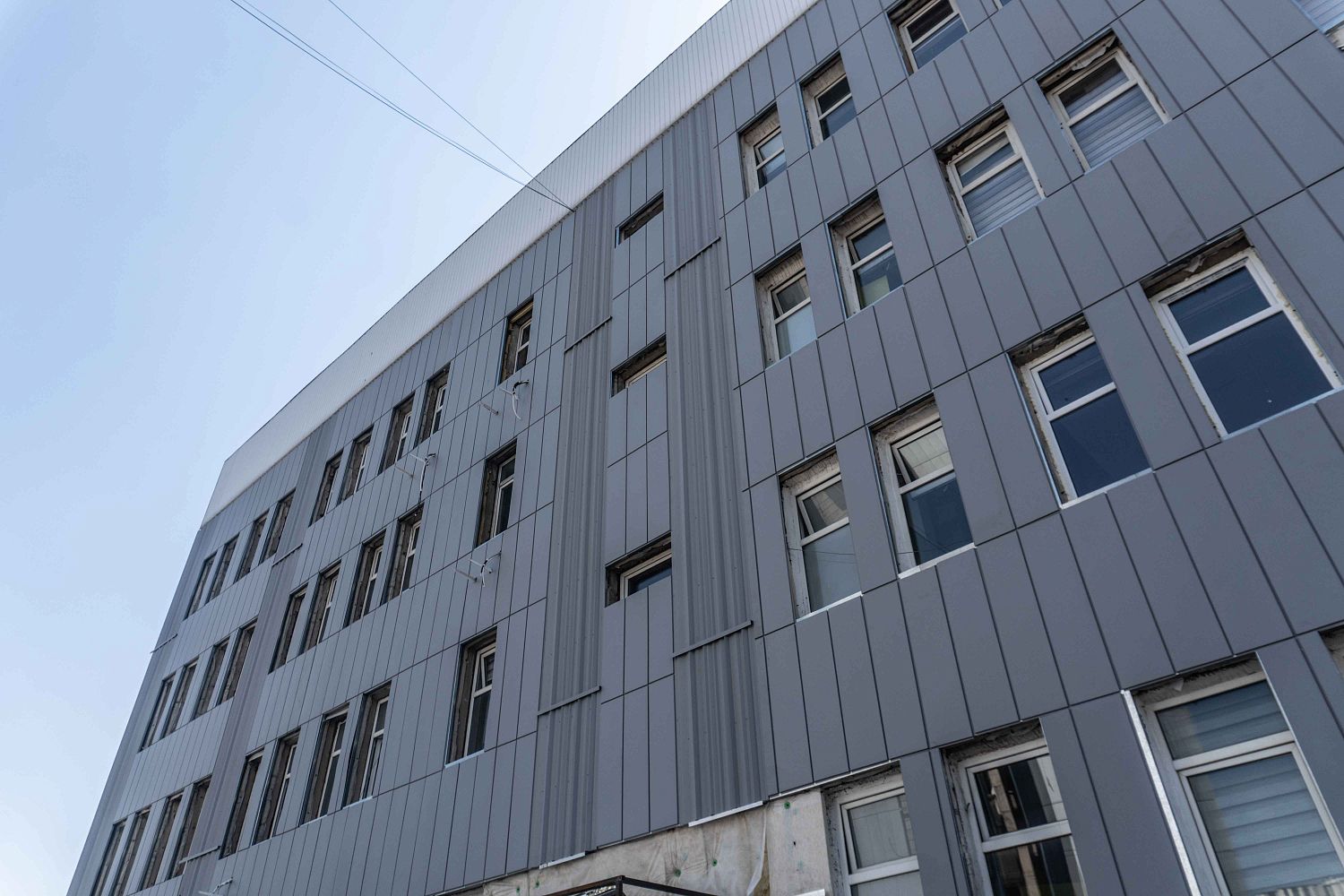 Дизайнерские панели ALMATAU и линеарные панели APROFIL в облицовке колледжа в Алматы