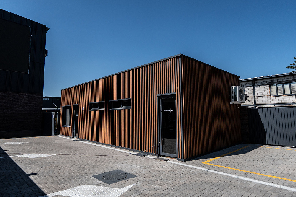 Дизайнерские фасадные панели ORMAN APROFIL в облицовке коммерческого здания в Алматы (Рыскулова)