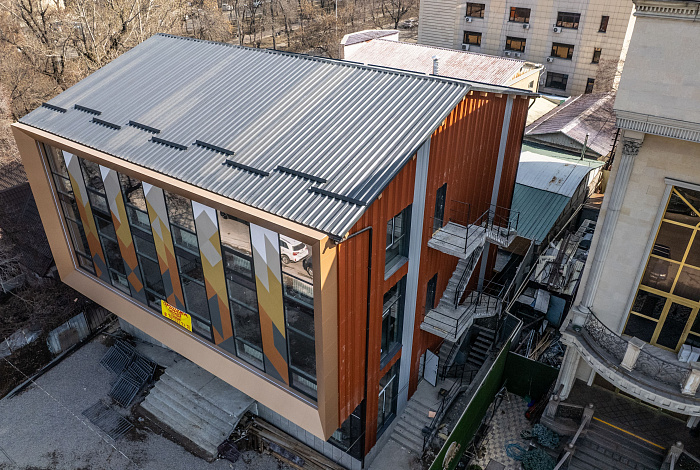 Дизайнерские фасадные панели CANYON APROFIL в облицовке бизнес-центра в Алматы (Курмангазы)