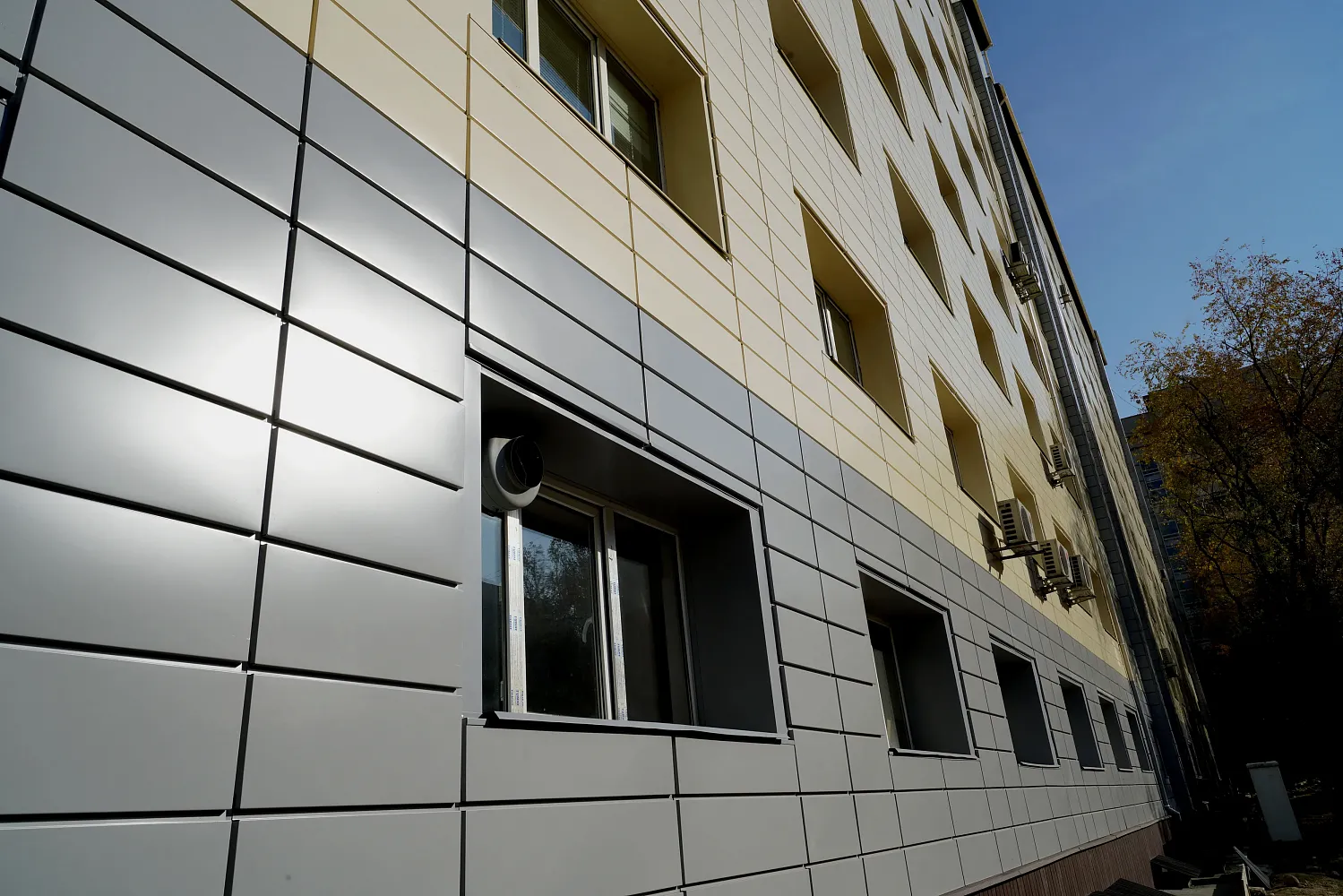 Линеарные панели APROFIL в фасадном решении Казахско-Американского университета в Алматы