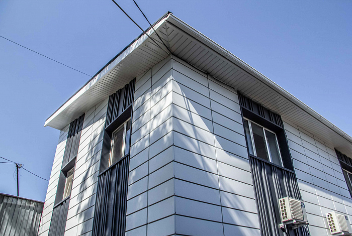 Дизайнерские фасадные панели CANYON, Линеарные панели APROFIL, для бизнеса, офисное здание, г. Алматы, 2025 