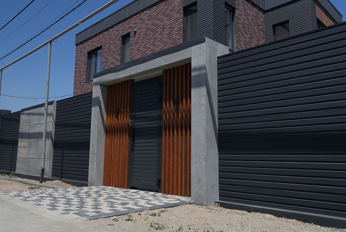 Дизайнерские панели для забора ORMAN и металлосайдинг APROFIL, частный дом, г. Алматы, 2025